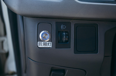 Le plafonnier dans le compartiment arrière de la commande centrale est conçu avec un bouton interrupteur pour plus de commodité pour le conducteur.